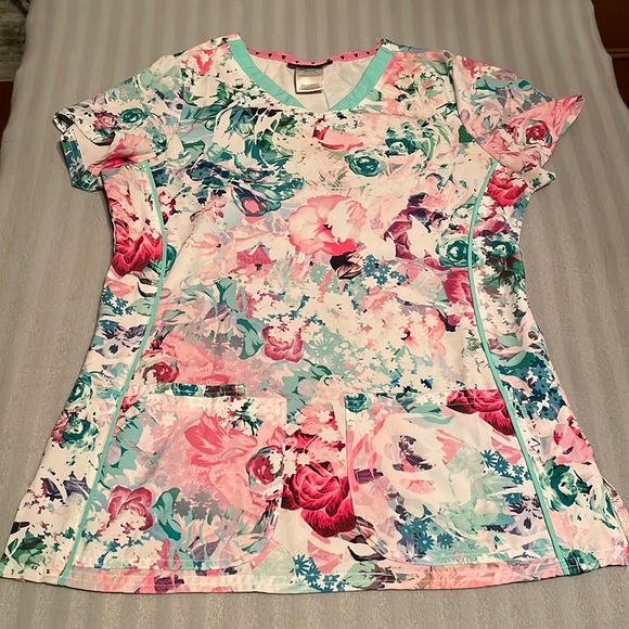 HeartSoul Tops - EUC women’s HeartSoul scrub top, size small